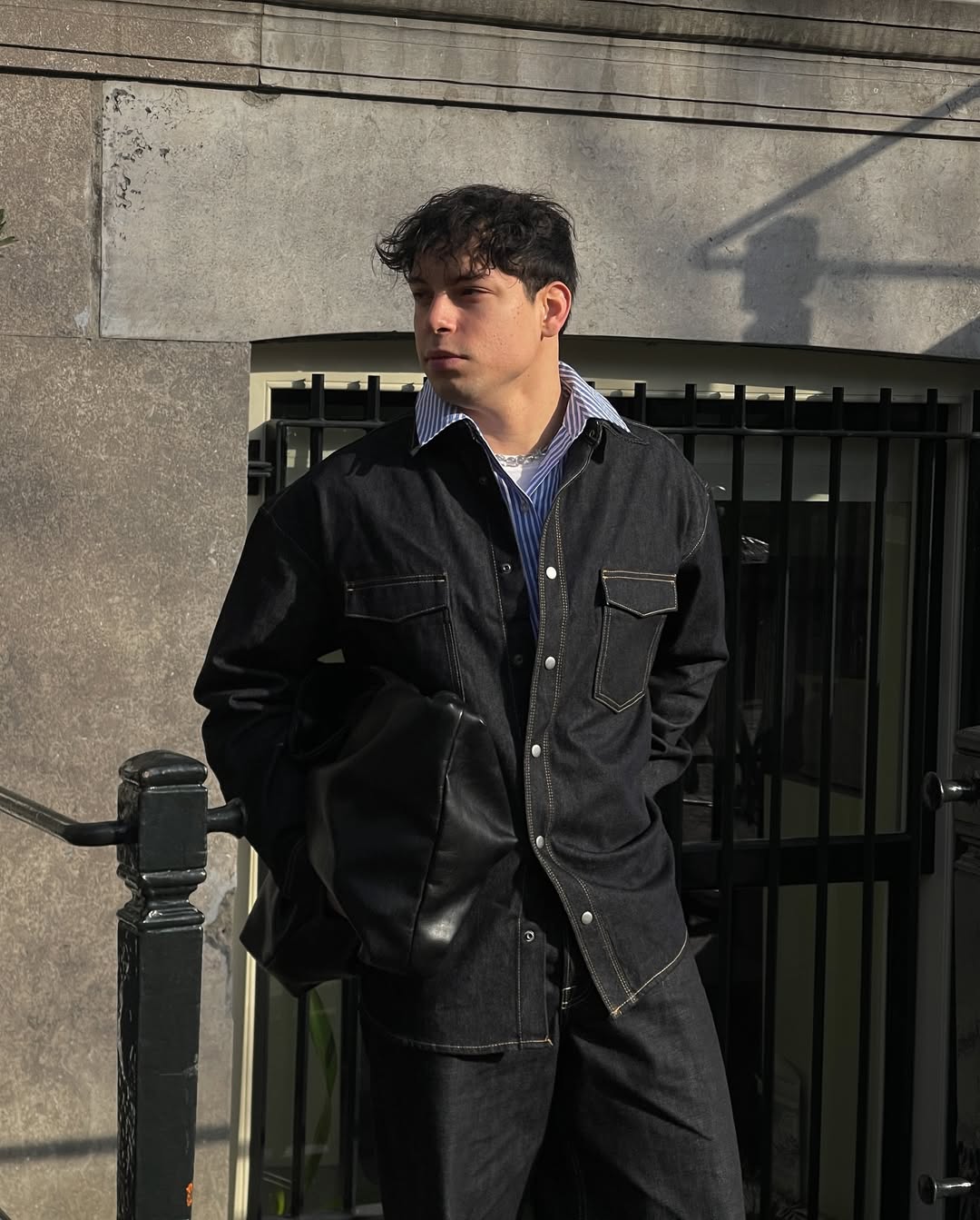Fashionportret in een donker denim pak